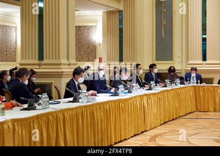 (210525) -- VIENNA, 25 maggio 2021 (Xinhua) -- Wang Qun (4° R, Front), inviato cinese presso le Nazioni Unite e altre organizzazioni internazionali a Vienna, partecipa a una riunione della commissione mista sul piano d'azione globale comune (JCPOA) a Vienna, Austria, il 25 maggio 2021. Martedì, Wang Qun ha esortato tutte le parti interessate a dimostrare una risolutezza politica nei negoziati in corso per rilanciare l'accordo nucleare con l'Iran del 2015, ufficialmente noto come piano d'azione congiunto globale (JCPOA). (Delegazione UE Vienna/Handout via Xinhua) Foto Stock