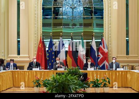 (210525) -- VIENNA, 25 maggio 2021 (Xinhua) -- Foto del 25 maggio 2021 mostra una riunione della commissione mista sul piano d'azione globale comune (JCPOA) a Vienna, Austria. Martedì, un giorno dopo che il direttore generale dell'Agenzia internazionale per l'energia atomica (AIEA) Rafael grossi ha annunciato che l'accordo temporaneo raggiunto con l'Iran è stato raggiunto in febbraio, la Commissione mista JCPOA ha avviato un nuovo ciclo di negoziati. Che consente all'agenzia di monitorare le attività nucleari dell'Iran, sarà prorogata di un mese fino al giugno 24. (Delegazione UE Vienna/Handout via Xinhua) Foto Stock