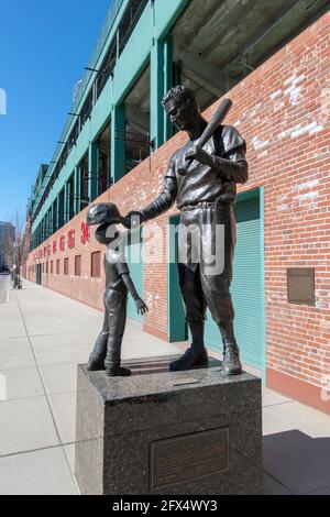 Statua del giocatore dei Red Sox Ted Williams dello scultore Franc Talarico fuori Fenway Park, Boston ma Foto Stock