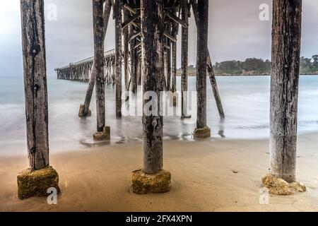 Molo di San Simeon sulla William Randolph Hearst Memorial Beach, California Foto Stock
