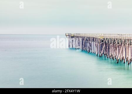 Molo di San Simeon sulla William Randolph Hearst Memorial Beach, California Foto Stock