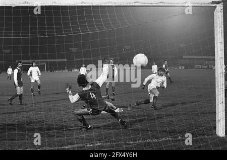 FC Amsterdam / FC Koln 2-3 ( Coppa UEFA ); Jansen segna il primo goal, 19 marzo 1975, sport, calcio, Paesi Bassi, foto agenzia stampa del xx secolo, notizie da ricordare, documentario, fotografia storica 1945-1990, storie visive, Storia umana del XX secolo, che cattura momenti nel tempo Foto Stock