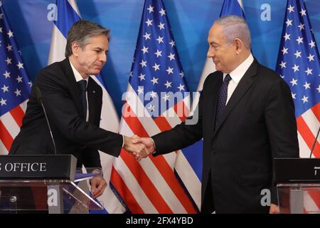 (210525) -- GERUSALEMME, 25 maggio 2021 (Xinhua) -- il primo Ministro israeliano Benjamin Netanyahu (R) stringe le mani con il Segretario di Stato degli Stati Uniti Antony Blinken ad una conferenza stampa a Gerusalemme, il 25 maggio 2021. Il Segretario di Stato statunitense Antony Blinken si è impegnato a sostenere la ricostruzione di Gaza da parte degli Stati Uniti, mentre martedì ha iniziato il suo tour in Medio Oriente a Gerusalemme. In una dichiarazione televisiva dopo l'incontro con il primo ministro israeliano Benjamin Netanyahu, Blinken ha affermato che gli Stati Uniti lavoreranno per raccogliere il sostegno internazionale e dare i propri "contributi significativi". (Marc Israel Sellem/JINI v Foto Stock