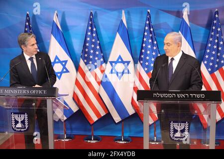 (210525) -- GERUSALEMME, 25 maggio 2021 (Xinhua) -- il primo Ministro israeliano Benjamin Netanyahu (R) e il Segretario di Stato statunitense Antony Blinken partecipano ad una conferenza stampa a Gerusalemme, il 25 maggio 2021. Il Segretario di Stato statunitense Antony Blinken si è impegnato a sostenere la ricostruzione di Gaza da parte degli Stati Uniti, mentre martedì ha iniziato il suo tour in Medio Oriente a Gerusalemme. In una dichiarazione televisiva dopo l'incontro con il primo ministro israeliano Benjamin Netanyahu, Blinken ha affermato che gli Stati Uniti lavoreranno per raccogliere il sostegno internazionale e dare i propri "contributi significativi". (Marc Israel Sellem/JINI via Xinhua) Foto Stock