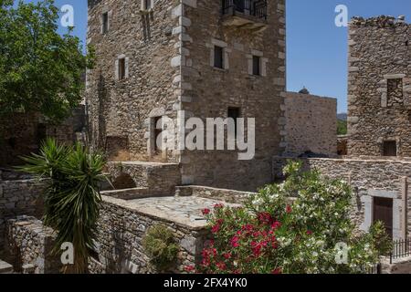 Vatheia, Grecia. 24 maggio 2021. Vista del villaggio di Vatheia. Vatheia è un villaggio sulla penisola di mani, nella Laconia sudorientale, noto per le sue case a torre costruite su una collina e dominanti il paesaggio circostante. Credit: Socrate Baltagiannis/dpa/Alamy Live News Foto Stock