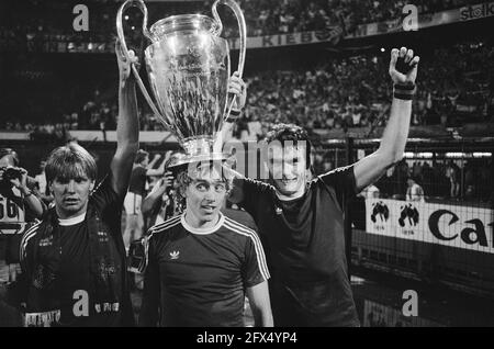 FC Bayern Munchen contro Aston Villa 0-1 Europa Cup ho deliziato i giocatori di Aston Villa con la Coppa, 26 maggio 1982, sport, calcio, I Paesi Bassi, foto agenzia stampa del XX secolo, notizie da ricordare, documentario, fotografia storica 1945-1990, storie visive, Storia umana del XX secolo, che cattura momenti nel tempo Foto Stock