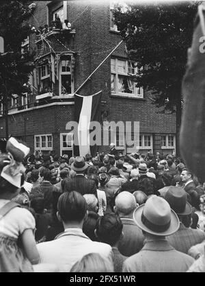 [Incontro festivo all'angolo di Euterpedstraat e Rubensstraat, in occasione del cambio di nome della strada precedente in Gerrit van der Veenstraat. Recitazione del sindaco Feike de Boer], 28 giugno 1945, riunioni, sindaci, I Paesi Bassi, foto agenzia stampa del XX secolo, notizie da ricordare, documentario, fotografia storica 1945-1990, storie visive, Storia umana del XX secolo, che cattura momenti nel tempo Foto Stock