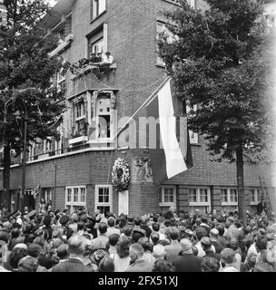 [Incontro festivo all'angolo di Euterpedstraat e Rubensstraat, in occasione del cambio di nome della vecchia strada in Gerrit van der Veenstraat. Il cartello stradale è stato svelato], 28 giugno 1945, celebrazioni di Liberazione, seconda guerra mondiale, I Paesi Bassi, foto agenzia stampa del XX secolo, notizie da ricordare, documentario, fotografia storica 1945-1990, storie visive, Storia umana del XX secolo, che cattura momenti nel tempo Foto Stock