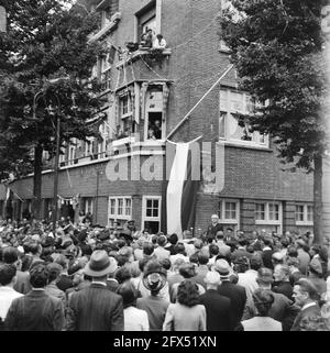 [Incontro festivo all'angolo di Euterpedstraat e Rubensstraat, in occasione del cambio di nome della strada precedente in Gerrit van der Veenstraat. Il sindaco Feike de Boer ha pronunciato un discorso], 28 giugno 1945, celebrazioni per la liberazione, seconda guerra mondiale, Paesi Bassi, foto agenzia stampa del xx secolo, notizie da ricordare, documentario, fotografia storica 1945-1990, storie visive, Storia umana del XX secolo, che cattura momenti nel tempo Foto Stock