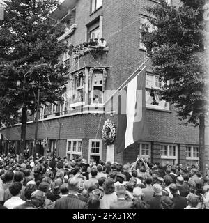 [Incontro festivo all'angolo di Euterpedstraat e Rubensstraat, in occasione del cambio di nome della strada precedente in Gerrit van der Veenstraat. Il cartello stradale è stato svelato], 28 giugno 1945, celebrazioni di Liberazione, seconda guerra mondiale, I Paesi Bassi, foto agenzia stampa del XX secolo, notizie da ricordare, documentario, fotografia storica 1945-1990, storie visive, Storia umana del XX secolo, che cattura momenti nel tempo Foto Stock