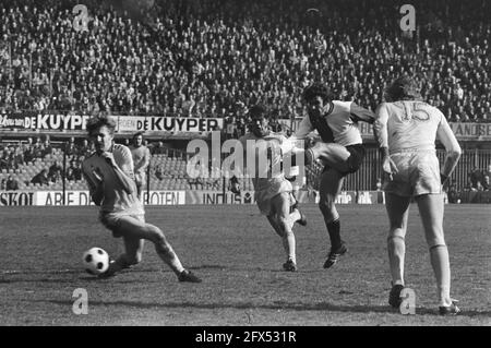 Feijenoord contro le aquile di Passi pure 4-2; van Hanegem spara in goal, 21 marzo 1976, sport, calcio, I Paesi Bassi, foto agenzia stampa del XX secolo, notizie da ricordare, documentario, fotografia storica 1945-1990, storie visive, Storia umana del XX secolo, che cattura momenti nel tempo Foto Stock