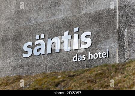 santis hotel, sankt gallen svizzera - aprile, 01, 2021: logo della società lucido su hotel di montagna con testo tedesco, traduzione di testo tedesco säntis ho Foto Stock