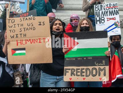 Londra, Regno Unito. 22 maggio 2021. Sostenitori pro-palestinesi con bandiere palestinesi e segni di protesta, si riuniscono alla base della colonna di Nelson a Trafalgar Square, per il raduno di Save Sheikh Jarrah per una Palestina libera, esortando il governo britannico ad agire immediatamente e a smettere di permettere a Israele di agire impunemente. La marcia si è riunita a Victoria Embankment e ha fatto strada a Whitehall, Trafalgar Square e su Marble Arch per i discorsi dei rally. Foto Stock