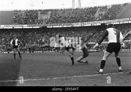 Feyenoord contro il FC Den Haag 3-0, Willem van Hanegem segna il secondo goal, 16 marzo 1975, sport, calcio, Paesi Bassi, foto agenzia stampa del xx secolo, notizie da ricordare, documentario, fotografia storica 1945-1990, storie visive, Storia umana del XX secolo, che cattura momenti nel tempo Foto Stock