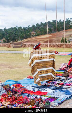 Mercato dei tessuti e dei souvenir all'aperto nella piazza della città di Chinchero, un villaggio andino rustico nella Valle Sacra, Urubamba, Cusco Regione, Perù Foto Stock