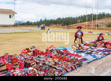 Mercato dei tessuti e dei souvenir all'aperto nella piazza della città di Chinchero, un villaggio andino rustico nella Valle Sacra, Urubamba, Cusco Regione, Perù Foto Stock