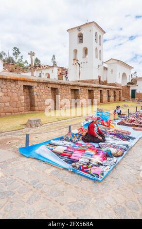 Mercato dei tessuti e dei souvenir all'aperto nella piazza della città di Chinchero, un villaggio andino rustico nella Valle Sacra, Urubamba, Cusco Regione, Perù Foto Stock