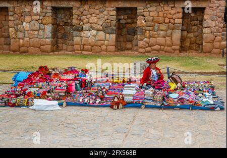 Mercato dei tessuti e dei souvenir all'aperto nella piazza della città di Chinchero, un villaggio andino rustico nella Valle Sacra, Urubamba, Cusco Regione, Perù Foto Stock
