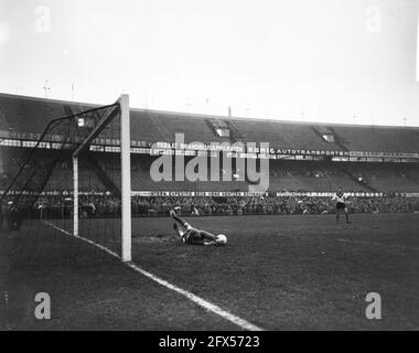 Feyenoord contro VVV. Game Time, 10 dicembre 1961, sport, calcio, I Paesi Bassi, foto agenzia stampa del XX secolo, notizie da ricordare, documentario, fotografia storica 1945-1990, storie visive, Storia umana del XX secolo, che cattura momenti nel tempo Foto Stock