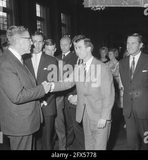 I giocatori di Feyenoord hanno ricevuto nel municipio; il sindaco Thomassen e Coen Moulijn, 28 aprile 1965, sindaci, ricevimenti, Sport, municipio, giocatori di calcio, Paesi Bassi, foto agenzia stampa del XX secolo, notizie da ricordare, documentario, fotografia storica 1945-1990, storie visive, Storia umana del XX secolo, che cattura momenti nel tempo Foto Stock