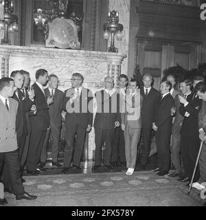 I giocatori di Feyenoord hanno ricevuto al municipio, i giocatori al municipio, 28 aprile 1965, GIOCATORI, ricevimenti, Sport, municipio, calcio, Paesi Bassi, foto agenzia stampa del XX secolo, notizie da ricordare, documentario, fotografia storica 1945-1990, storie visive, Storia umana del XX secolo, che cattura momenti nel tempo Foto Stock