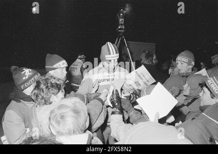 Maratona finale per la coppa KNSB ad Alkmaar; Evert van Bennhem circondato da bambini che vogliono autografi, 23 febbraio 1985, Bambini, MARATONE, finali, autografi, Paesi Bassi, foto agenzia stampa del XX secolo, notizie da ricordare, documentario, fotografia storica 1945-1990, storie visive, Storia umana del XX secolo, che cattura momenti nel tempo Foto Stock