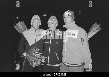 Maratona finale per il tributo della coppa KNSB, il vincitore di Elfsteden Evert van Benhem con il vincitore di sinistra della maratona KNSB Henri Ruitenberg, 23 febbraio 1985, MARATONE, vincitori, finali, tributi, pattinaggio, sport, Paesi Bassi, foto agenzia stampa del xx secolo, notizie da ricordare, documentario, fotografia storica 1945-1990, storie visive, Storia umana del XX secolo, che cattura momenti nel tempo Foto Stock