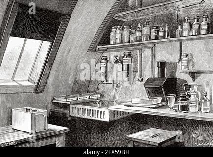 Laboratorio fotografico alla fine del XIX secolo. Antica illustrazione del XIX secolo incisa da la Nature 1893 Foto Stock