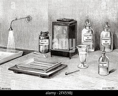 Laboratorio fotografico alla fine del XIX secolo. Antica illustrazione del XIX secolo incisa da la Nature 1893 Foto Stock