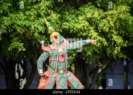 Giant è un personaggio del dramma Ramayana. Le più alte arti dello spettacolo della Thailandia. Foto Stock