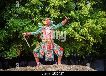 Giant è un personaggio del dramma Ramayana. Le più alte arti dello spettacolo della Thailandia. Foto Stock