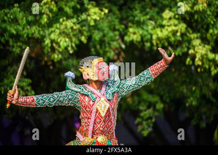 Giant è un personaggio del dramma Ramayana. Le più alte arti dello spettacolo della Thailandia. Foto Stock