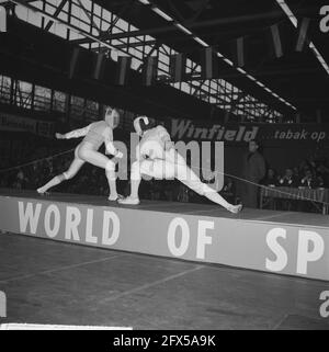 Campionati mondiali di scherma giovanile a Rotterdam, scherma in azione, 16 aprile 1965, campionati, Recinzione, Paesi Bassi, foto agenzia stampa del XX secolo, notizie da ricordare, documentario, fotografia storica 1945-1990, storie visive, Storia umana del XX secolo, che cattura momenti nel tempo Foto Stock