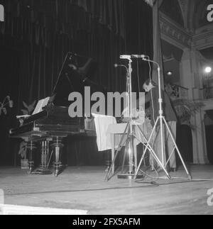 Il gruppo Fluxus ha tenuto un concerto di Pop-art a Kurhaus, uno dei visitatori girato con una cosiddetta pistola pea giapponese (bandita), 13 novembre 1964, VISITATORI, concerti, I Paesi Bassi, foto agenzia stampa del XX secolo, notizie da ricordare, documentario, fotografia storica 1945-1990, storie visive, Storia umana del XX secolo, che cattura momenti nel tempo Foto Stock