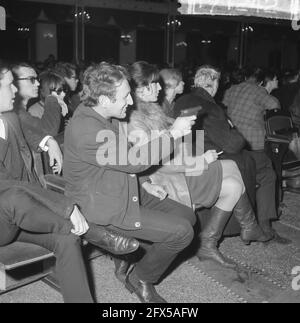 Il gruppo Fluxus ha tenuto un concerto di Pop-art a Kurhaus, uno dei visitatori girato con una cosiddetta pistola pea giapponese (proibita), 13 novembre 1964, VISITATORI, concerti, I Paesi Bassi, foto agenzia stampa del XX secolo, notizie da ricordare, documentario, fotografia storica 1945-1990, storie visive, Storia umana del XX secolo, che cattura momenti nel tempo Foto Stock