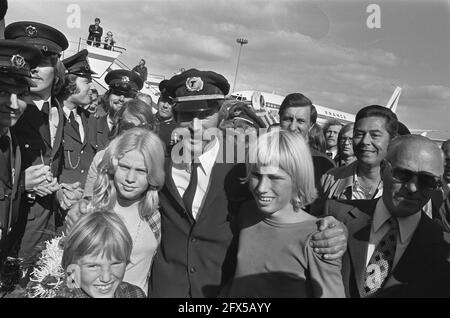 Arrivo equipaggio Transavia con Boeing francese 707 a Schiphol; PIM Sierks (capitano) con i suoi due figli dopo l'arrivo, 19 settembre 1974, Bambini, arrivi, Equipaggio, Paesi Bassi, foto agenzia stampa del XX secolo, notizie da ricordare, documentario, fotografia storica 1945-1990, storie visive, Storia umana del XX secolo, che cattura momenti nel tempo Foto Stock