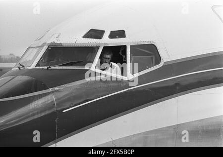 Arrivo equipaggio Transavia con Boeing 707 francese a Schiphol; capitano PIM Sierks guarda fuori cabina, 19 settembre 1974, arrivi, cockpits, I Paesi Bassi, foto agenzia stampa del XX secolo, notizie da ricordare, documentario, fotografia storica 1945-1990, storie visive, Storia umana del XX secolo, che cattura momenti nel tempo Foto Stock