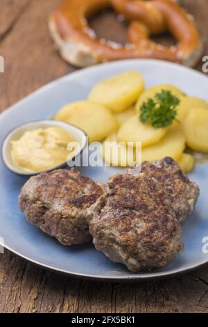 polpette di carne bavarese con insalata di patate Foto Stock