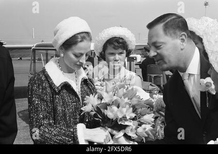 La star francese Capucine (a sinistra). Arrivo all'aeroporto di Schiphol, 25 aprile 1962, arrivi, attrici, Stelle cinematografiche, aeroporti, Paesi Bassi, foto agenzia stampa del XX secolo, notizie da ricordare, documentario, fotografia storica 1945-1990, storie visive, Storia umana del XX secolo, che cattura momenti nel tempo Foto Stock