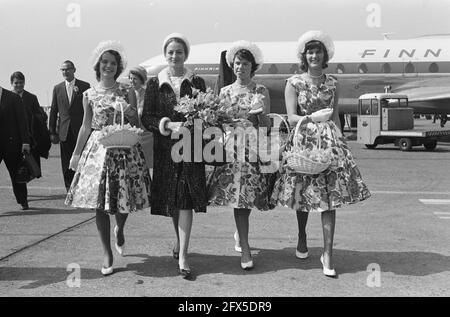 La star francese del cinema Capucine (2° da sinistra). Arrivo all'aeroporto di Schiphol, 25 aprile 1962, arrivi, attrici, Stelle cinematografiche, aeroporti, Paesi Bassi, foto agenzia stampa del XX secolo, notizie da ricordare, documentario, fotografia storica 1945-1990, storie visive, Storia umana del XX secolo, che cattura momenti nel tempo Foto Stock