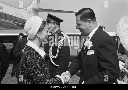 La star francese Capucine (a sinistra). Arrivo all'aeroporto di Schiphol, 25 aprile 1962, arrivi, attrici, Stelle cinematografiche, aeroporti, Paesi Bassi, foto agenzia stampa del XX secolo, notizie da ricordare, documentario, fotografia storica 1945-1990, storie visive, Storia umana del XX secolo, che cattura momenti nel tempo Foto Stock