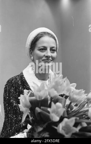 La star del cinema francese Capucine. Arrivo all'aeroporto di Schiphol, 25 aprile 1962, arrivi, attrici, Stelle cinematografiche, ritratti, aeroporti, Paesi Bassi, foto agenzia stampa del XX secolo, notizie da ricordare, documentario, fotografia storica 1945-1990, storie visive, Storia umana del XX secolo, che cattura momenti nel tempo Foto Stock