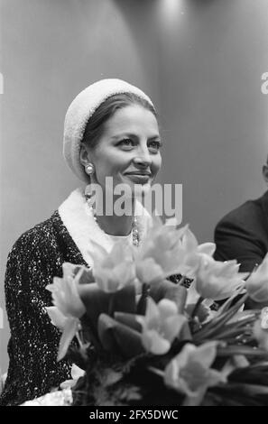 La star del cinema francese Capucine. Arrivo all'aeroporto di Schiphol, 25 aprile 1962, arrivi, attrici, Stelle cinematografiche, ritratti, aeroporti, Paesi Bassi, foto agenzia stampa del XX secolo, notizie da ricordare, documentario, fotografia storica 1945-1990, storie visive, Storia umana del XX secolo, che cattura momenti nel tempo Foto Stock