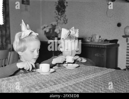 Frisone ex-Siamese gemelli Folkje e Tjitske de Vries 4 anni, 8 novembre 1957, ragazze, ritratti, Twins, Paesi Bassi, foto agenzia stampa del XX secolo, notizie da ricordare, documentario, fotografia storica 1945-1990, storie visive, Storia umana del XX secolo, che cattura momenti nel tempo Foto Stock