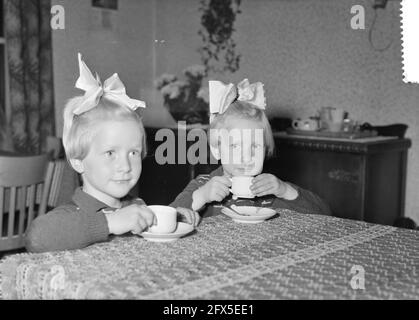 Frisone ex Siamese gemelli Folkje e Tjitske de Vries 4 anni, 8 novembre 1957, gemelli, Paesi Bassi, foto agenzia stampa del xx secolo, notizie da ricordare, documentario, fotografia storica 1945-1990, storie visive, Storia umana del XX secolo, che cattura momenti nel tempo Foto Stock