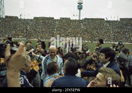 1974 Coppa del mondo a Monaco; i tifosi abbracciano i giocatori tedeschi, 1974, sport, calcio, campionati del mondo, I Paesi Bassi, foto agenzia stampa del XX secolo, notizie da ricordare, documentario, fotografia storica 1945-1990, storie visive, Storia umana del XX secolo, che cattura momenti nel tempo Foto Stock