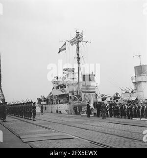 Arrivo dell'inviato inglese Sir Neville Bland a bordo di un cacciatorpediniere inglese presso la Lloydskade di Rotterdam, il 25 maggio 1945, diplomatici, navi, Paesi Bassi; foto agenzia stampa del xx secolo, notizie da ricordare, documentario, fotografia storica 1945-1990, storie visive, Storia umana del XX secolo, che cattura momenti nel tempo Foto Stock