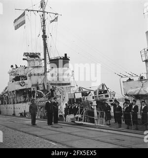 Arrivo dell'inviato inglese Sir Neville Bland a bordo di un cacciatorpediniere inglese presso la Lloydskade di Rotterdam, il 25 maggio 1945, diplomatici, navi, Paesi Bassi; foto agenzia stampa del xx secolo, notizie da ricordare, documentario, fotografia storica 1945-1990, storie visive, Storia umana del XX secolo, che cattura momenti nel tempo Foto Stock