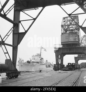 Arrivo dell'inviato inglese Sir Neville Bland a bordo di un cacciatorpediniere inglese presso la Lloydskade di Rotterdam, il 25 maggio 1945, diplomatici, navi, Paesi Bassi; foto agenzia stampa del xx secolo, notizie da ricordare, documentario, fotografia storica 1945-1990, storie visive, Storia umana del XX secolo, che cattura momenti nel tempo Foto Stock