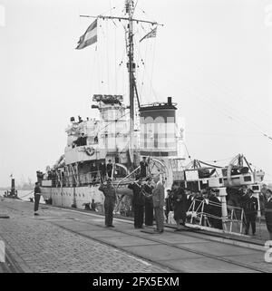 Arrivo dell'inviato inglese Sir Neville Bland a bordo di un cacciatorpediniere inglese presso la Lloydskade di Rotterdam, il 25 maggio 1945, diplomatici, navi, Paesi Bassi; foto agenzia stampa del xx secolo, notizie da ricordare, documentario, fotografia storica 1945-1990, storie visive, Storia umana del XX secolo, che cattura momenti nel tempo Foto Stock